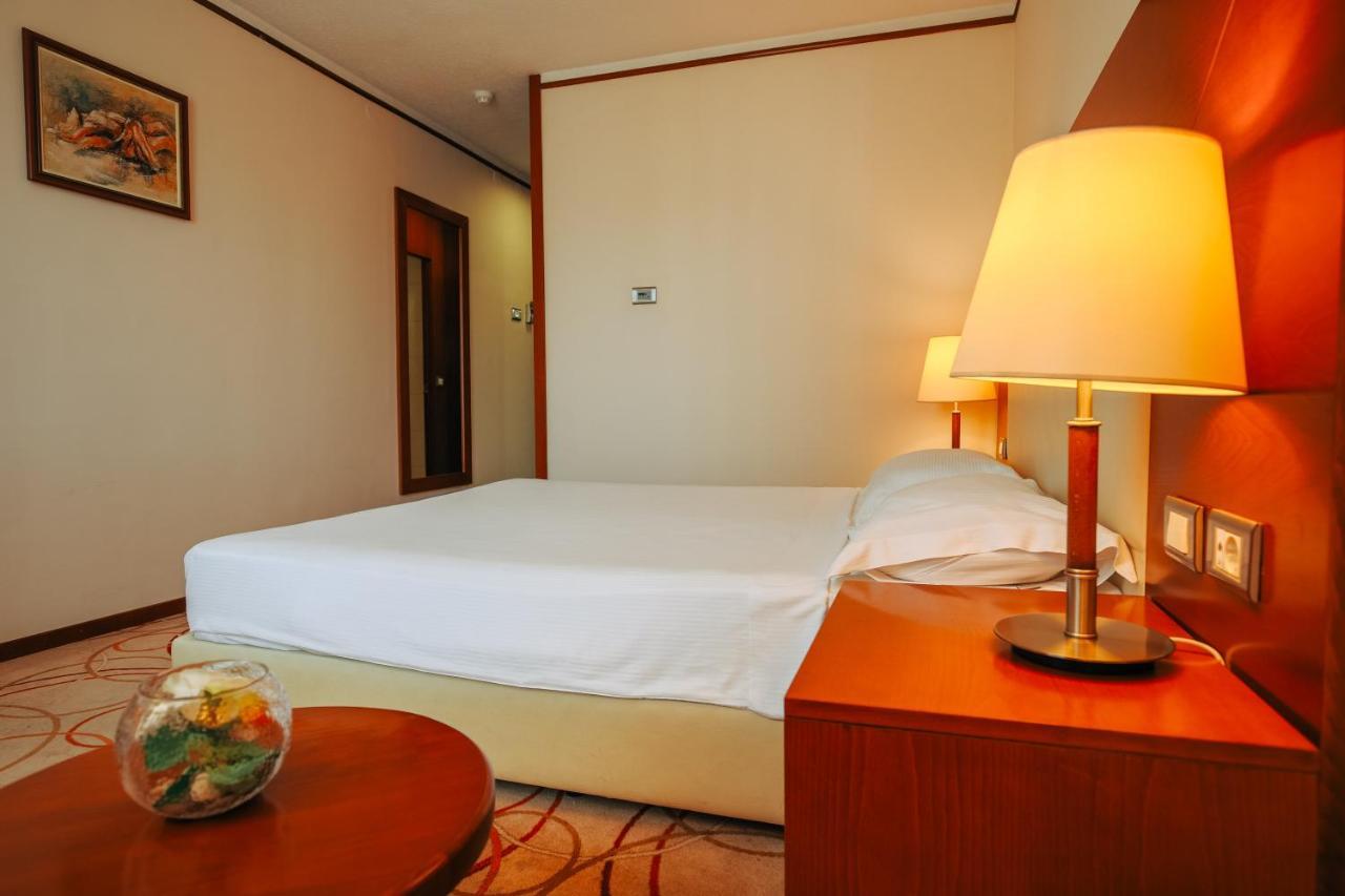 Grand Hotel טוזלה מראה חיצוני תמונה