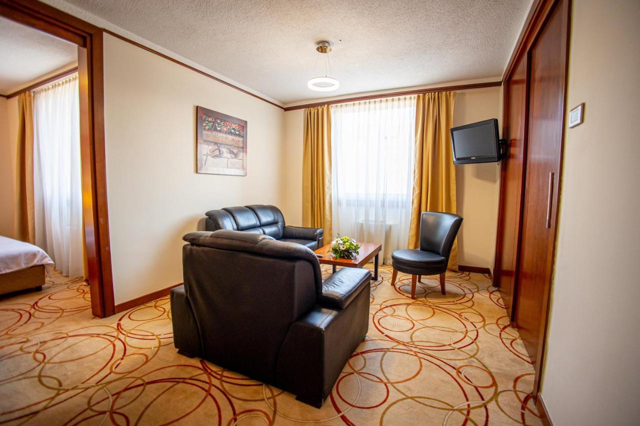 Grand Hotel טוזלה מראה חיצוני תמונה